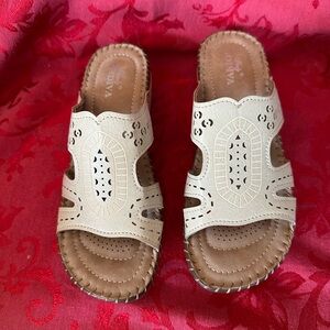 Lady Godiva Women's Cream wedge slide Sandals